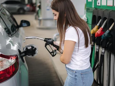 Mulți șoferi nu știu că mașinile moderne se strică dacă nu li se face plinul corect - Foto: Freepik (imagine cu rol ilustrativ)