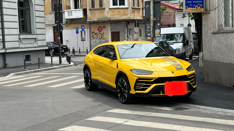 Proprietarul unui SUV Lamborghini Urus de 650 de cai putere, care costă circa 300.000 € nou, și-a parcat mașina pe două treceri de pietoni din centrul Bucureștiului - Foto: Facebook