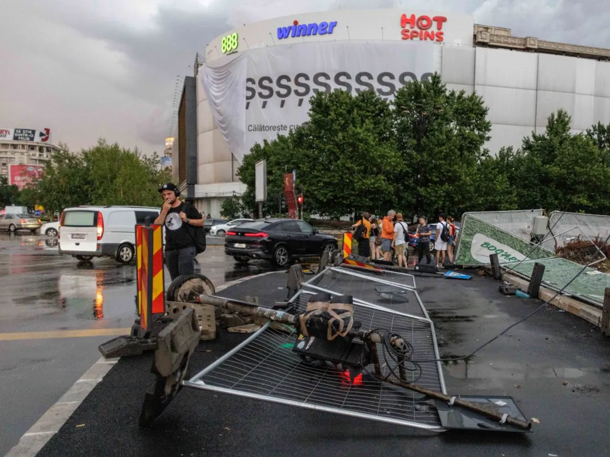 Efectele furtunii de ieri seară, din Bucureşti. Ce a lăsat în urmă, la Piaţa Unirii - Foto: INQUAM PHOTOS/Alexandru Nechez (Imagine cu caracter ilustrativ)