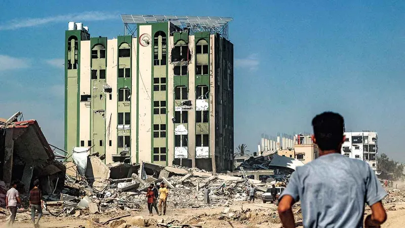 INFRASTRUCTURĂ ÎN RUINE Asistența medicală pentru toate afecțiunile este greu de găsit în Gaza, pe fondul războiului. Mai jos, spitalul Al-Salam din Khan Younis, avariat în aprilie.