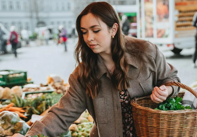 Femeie la shopping &icirc;n piaţa de legume şi fructe, &icirc;n SUA - Foto: Pexels/Alesia Kozik