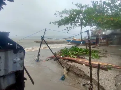 Taifunul Conson face prăpăd în Filipine: 18 pescari dispăruţi şi 2.000 de persoane izolate. / Foto: agerpres.ro