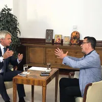Ministrul de Finanțe, Eugen Orlando Teodorvici, înconjurat de icoane, la un interviu cu Victor Ciutacu Foto: Facebook