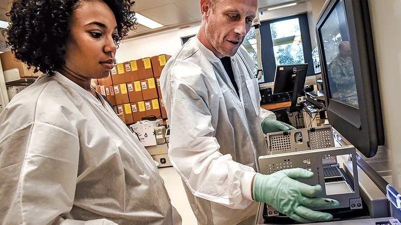 Rosslyn Maybank și Patrick McGann la Institutul Walter Reed de Cercetare al Armatei muncesc pentru a menține eficiența antibioticelor