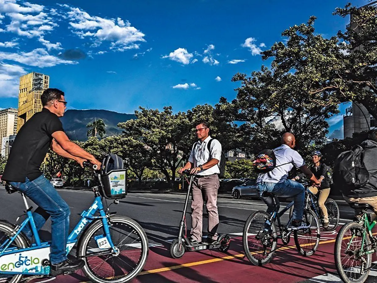 locuitorii din Medellín folosesc biciclete și scutere