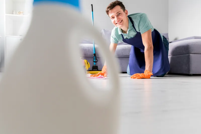 Bărbat care &icirc;și curăță casa - Foto: Magnific.com (Imagine cu rol ilustrativ)