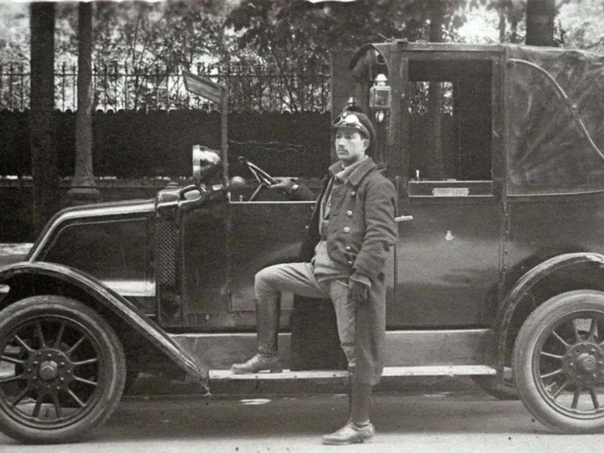 Un șofer cu mașina sa, la începutul secolului XX - Foto: istoria-se-repeta.home.blog (rol ilustrativ)