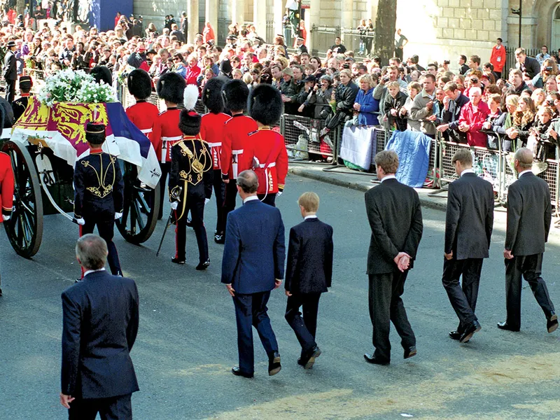 O ZI SOLEMNĂ Prințul Charles, Prințul Harry, fratele Dianei, Charles Spencer, Prințul William și Prințul Phillip merg în spatele sicriului prințesei în drum spre înmormântarea acesteia la Westminster Abbey în 1997