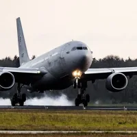 Cetăţeni olandezi sunt evacuaţi cu un avion de pasageri, de pe Aeroportul Khartoum, la Baza Aeriană Eindhoven - Foto: Profimedia Images - imagine cu caracter ilustrativ