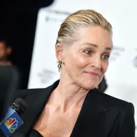 Sharon Stone are un partener de dans cu 38 de ani mai tânăr. / Foto: okmagazine.ro