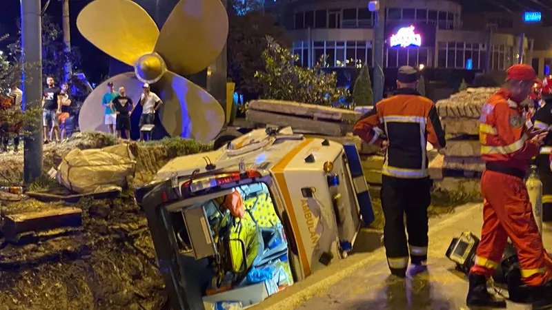 Ambulanță căsută în șanț în Constanța. / Foto: infotraficromania.ro