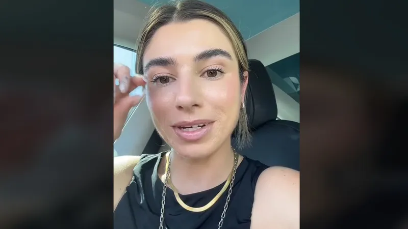 O șoferiță a rămas blocată 40 de minute într-o Tesla. Mașina electrică și-a făcut update de soft - Foto: captură TikTok