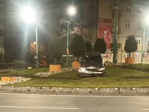 „Orbită” de alcool, o șoferiță de 47 de ani a sărit cu Mercedes-ul peste un giratoriu. / Foto: captură video