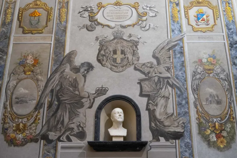 &Icirc;nger cu pergament din Bzilica San Lorenzo, cu faţa asemănătoare cu a Giorgiei Meloni. Plan de ansamblu - Foto: Profimedia Images