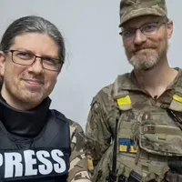 Remus Cernea (stânga), în Ucraina alături de un voluntar - FOTO: Newsweek