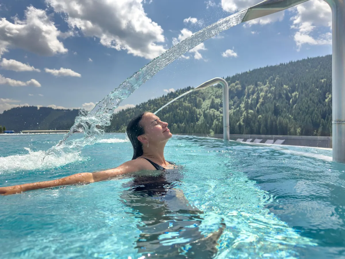 Femeie la piscină - Foto: Magnific (Imagine cu rol ilustrativ)