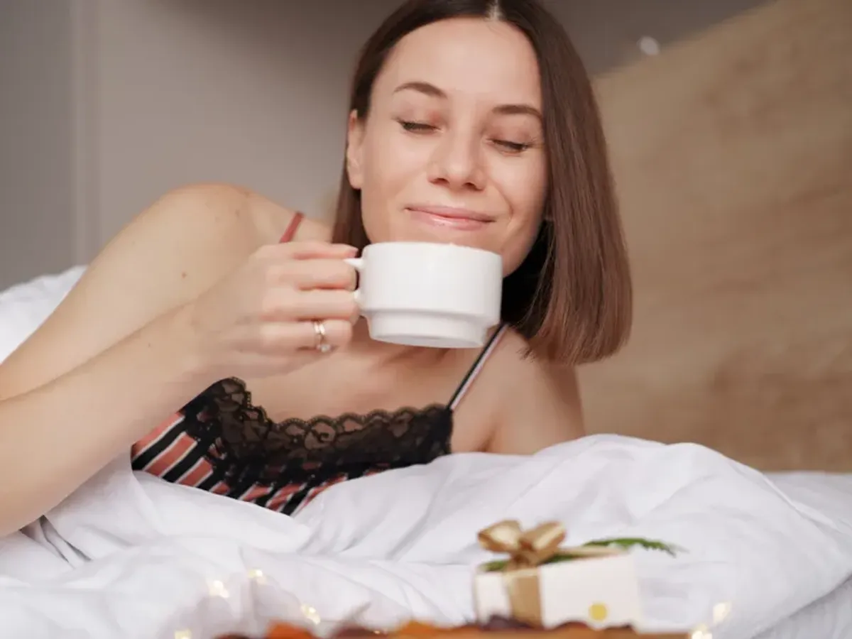 Cum îți bei cafeaua sau ceaiul? Un detaliu aparent banal poate avea efecte neașteptate pentru sănătate