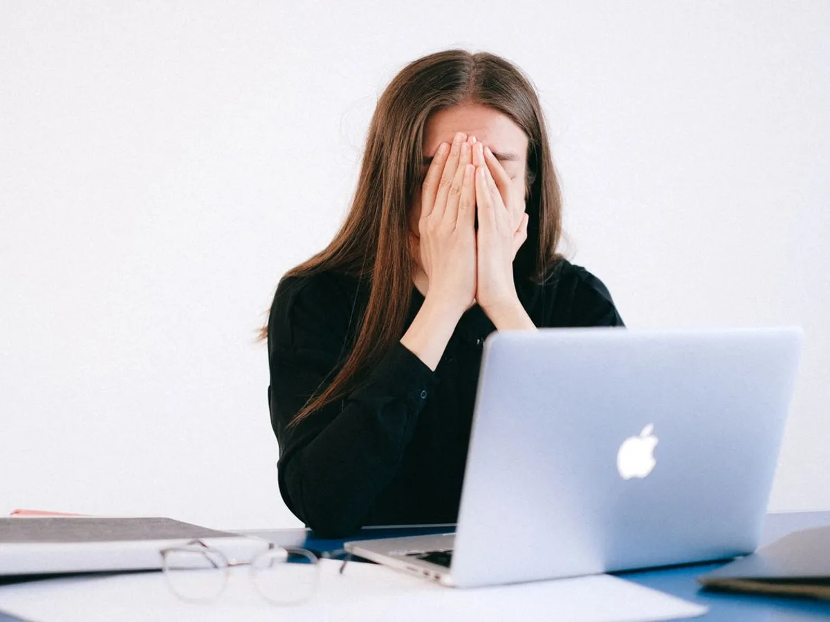 Femeie stresată în fața laptopului - Foto: Pexels.com (rol ilustrativ)