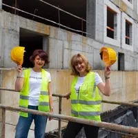 Carmen Uscatu (stânga) și Oana Gheorghiu pe șantierul spitalului pe care-l construiesc în pofida permanentelor piedici puse de guvernul PSD Foto: Facebook
