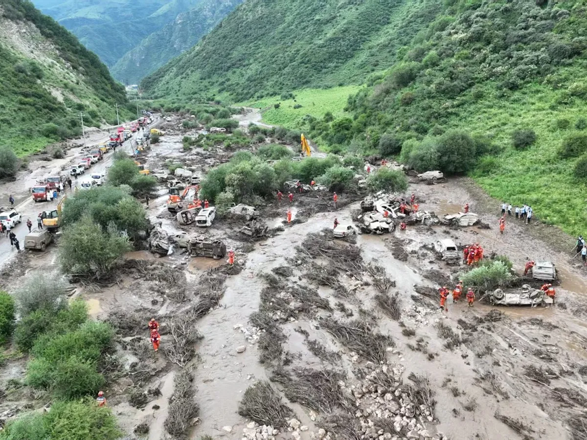 Inundații devastatoare în China. Cel puțin 10 morți și 23 de răniți, după o viitură, într-o zonă turistică