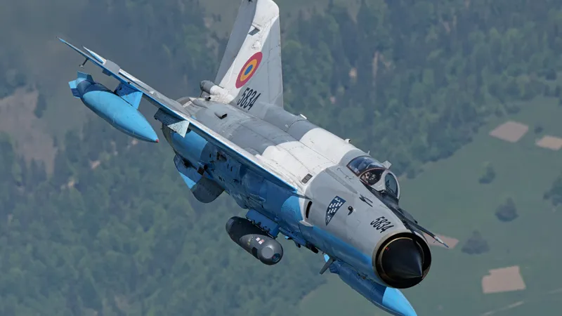 Un MIG 21 LanceR a avut ptobleme cu trenul de aterizare/foto: theaviationist
