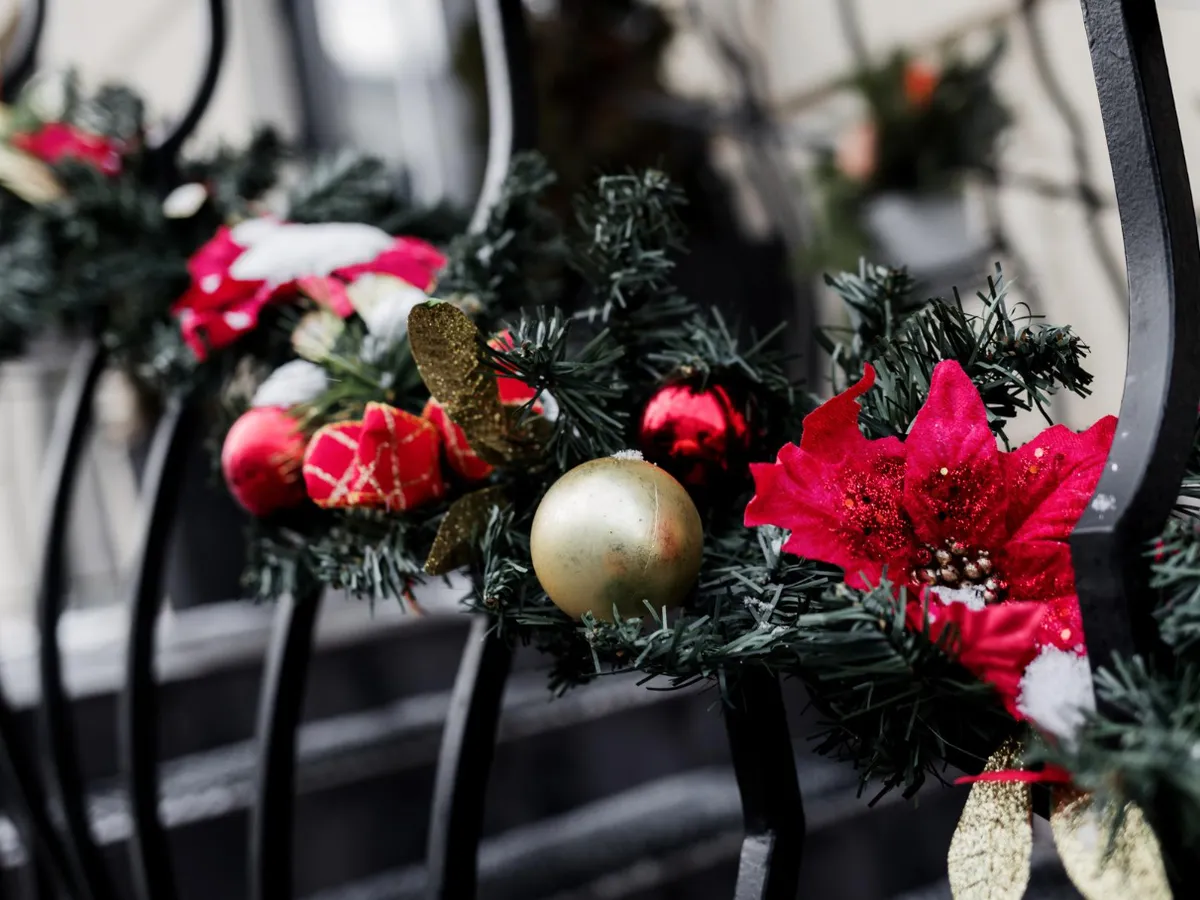 Balustradă cu decorațiuni de Crăciun - Foto: Freepik (Imagine cu rol ilustrativ)