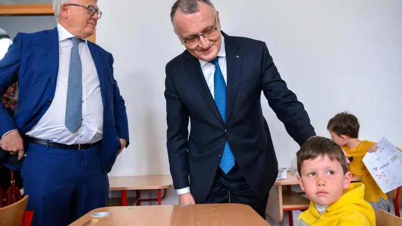 Cîmpeanu: Se va renunţa la mediile semestriale și la obligativitatea susţinerii tezelor semestriale/FOTO: Facebook/SorinCimpeanu