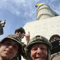Soldați ucraineni victorioși - FOTO: Newsweek