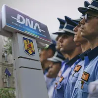 Polițist spăgar, prins în flagrant cu mită, scapă cu o "bătaie pe umăr". Ce au decis judecătorii - Foto: Facebook/Poliția România / DNA - Colaj - Caracter ilustrativ