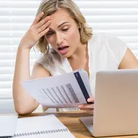 Femeie supărată uitându-se pe ultimele calcule financiare - Foto: Pexels/peoplecreations
