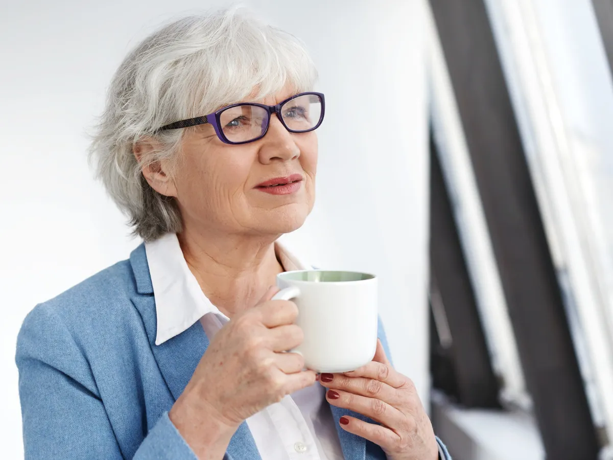 Pensionară care bea cafea - Foto: Freepik (Imagine cu rol ilustrativ)