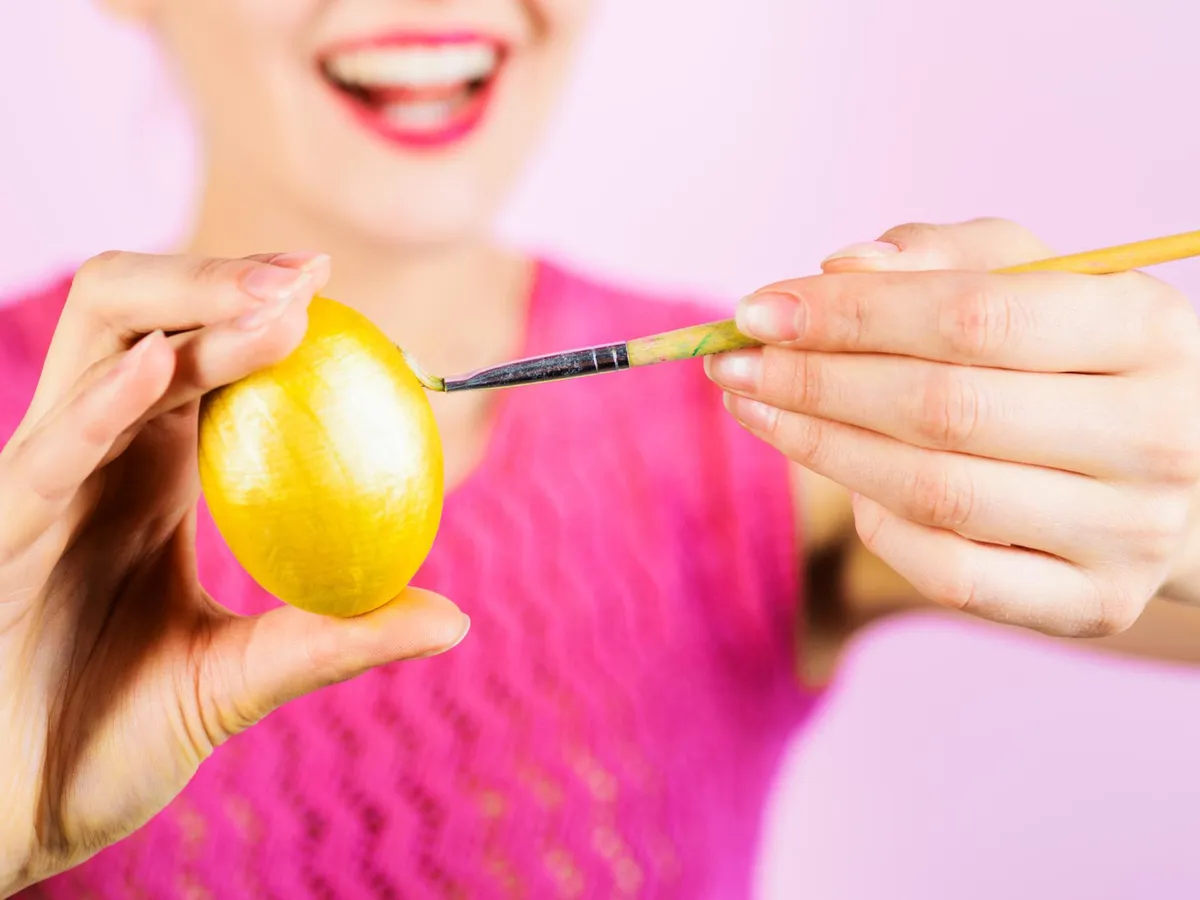 Persoană care vopsește ouăle - Foto: Freepik (Imagine cu rol ilustrativ)