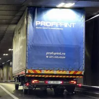Încă un camion s-a înfipt în Pasajul Unirii, deși intrările sunt păzite Non-Stop de poliție. / Foto: Facebook
