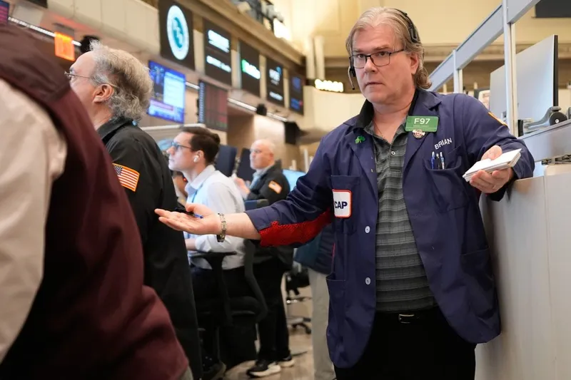 Traderi urmărind &icirc;ngrijoraţi evoluţia indicilor bursieri de pe NYSE - Foto: Profimedia Images