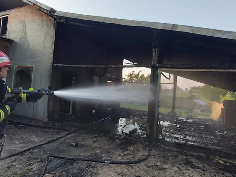 Flăcările au fost stinse de pompierii ajunși de urgență. FOTO: ISU Tulcea