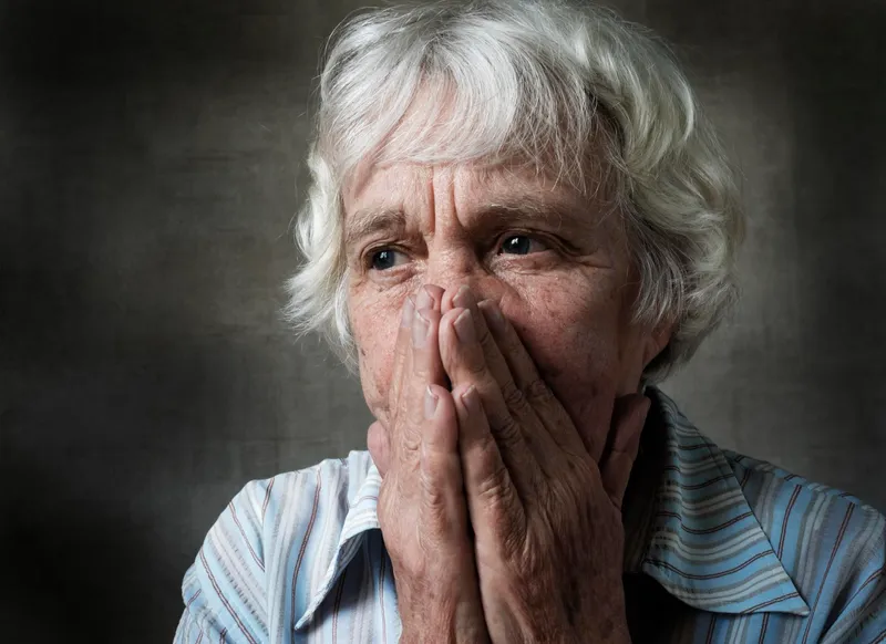 Pensionară îngrijorată la pensie - Foto: Freepik