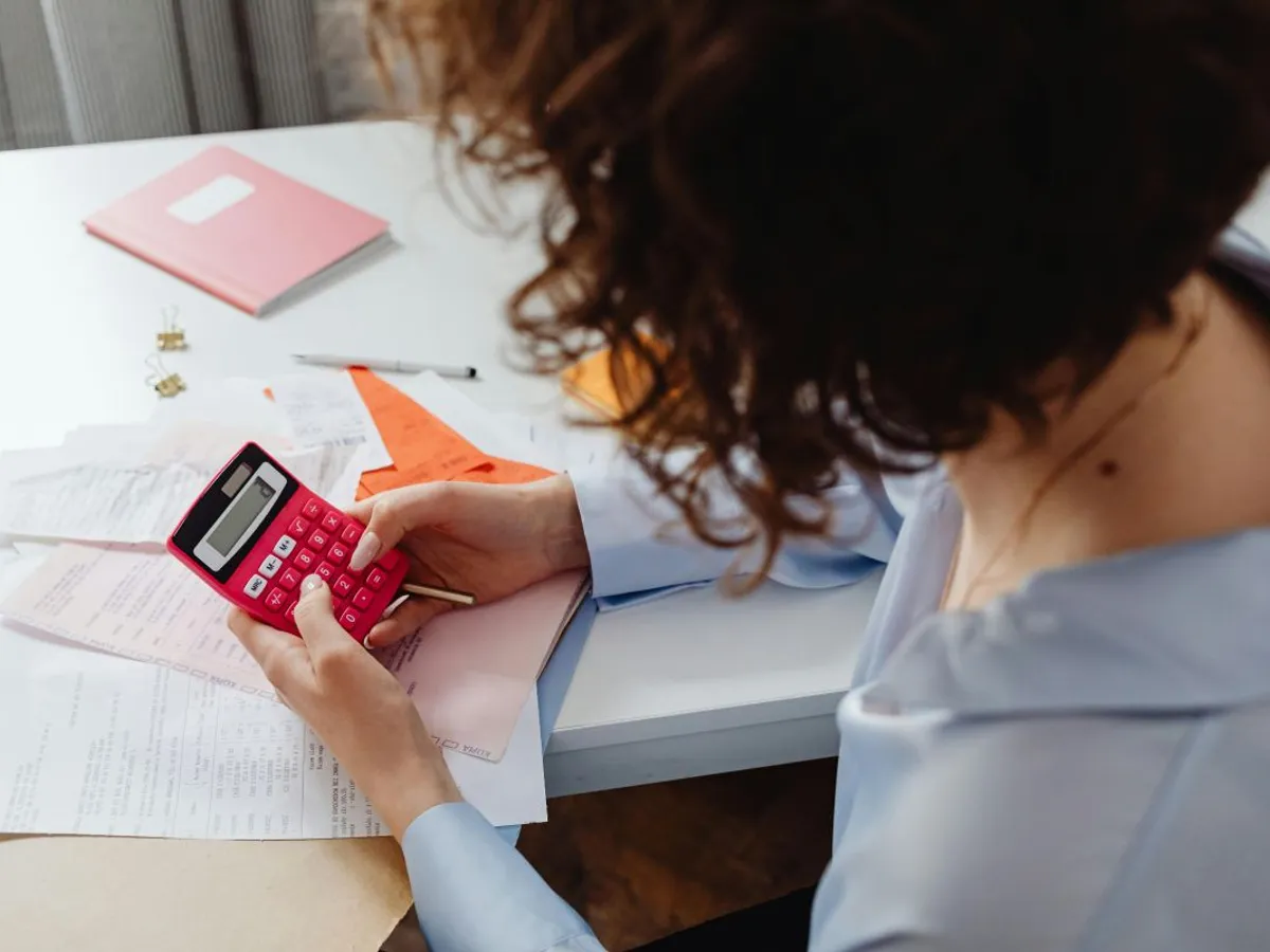 Femeie făcându-şi calculele contabile pentru microîntreprindere - Foto: kamboopics