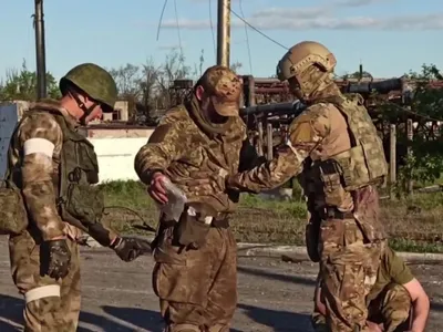 Rușii anunță că 1.730 de militari ucraineni de la Azovstal s-au predat începând de luni. / Foto: Profimedia