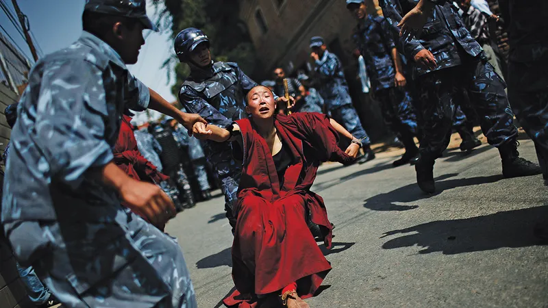 O călugăriță budistă tibetană reținută de poliția nepaleză la un protest pro-Tibet în fața ambasadei chineze din Kathmandu în 2008