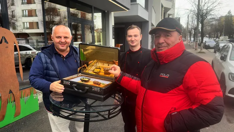 Avram Gal l-a invitat la lansarea micilor cu foiță de aur pe Nelson Mondialu. - Foto: stiridecluj.ro