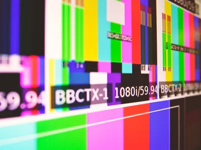 Cei mai mulți români își iau informațiile de la posturile de televiziune. FOTO: Pexels.com