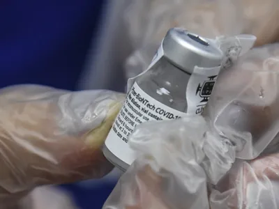 O italiancă, vaccinată la Toscana, din greşeală, cu şase doze de vaccin împotriva covid-19 Pfizer-BioNTech (Foto: Twitter)