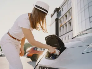 Criză bugetară? Instituțiile și primăriile cumpără 3.000 de mașini electrice și hybrid prin Rabla - Foto: Freepik (Imagine cu rol ilustrativ)