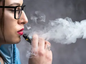 Ce mare risc de sănătate au fumătorii şi cei care vapează, faţă de restul oamenilor - Foto: Flickr/Vaping360