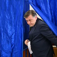 Crin Antonescu, ieşind din cabina de vot - Foto: INQUAM PHOTOS/Alex Nicodim