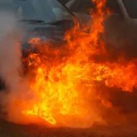 Un tânăr amețit de aburii alcoolului a ieșit în stradă înarmat cu 2 cuțite. A incendiat și o mașină - FOTO: Profimedia