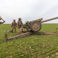 Rusia scoate din depozite, repară și duce în Ucraina obuziere M-30 din al II-lea Război Mondial - Foto: Profimedia Images
