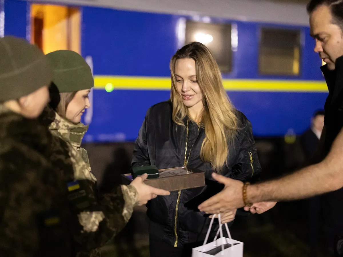 Angelina Jolie îşi dezvăluie cicatricile mastectomiei în primul număr al Time France