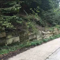 Casete de beton care protejează drumurile de alunecări de teren - Foto: Zu.ro
