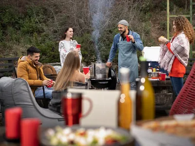 Prieteni discută lângă un grătar - Foto: Freepik (rol ilustrativ)